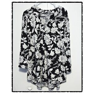 💚 White Birch Black and White Floral Blouse • EUC